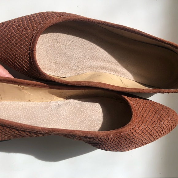 Vince Rust Camuto Snake-Embossed Pointed Toe Flats - Picture 8 of 16